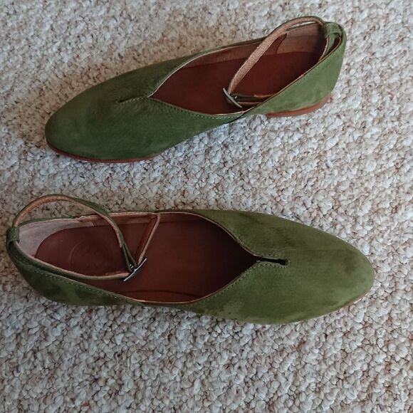 Charleston Shoe Co Suede Ballet ankle closure Flat in green Size 8 - Picture 4 of 12